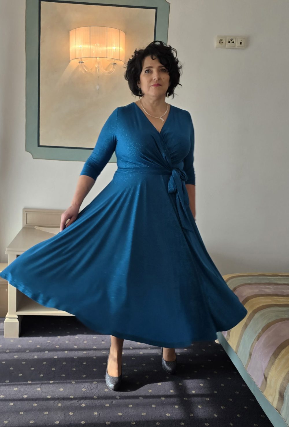Sukienka z koła dekolt zakładany. Niebieska-morska z brokatem błysk.Plus size.